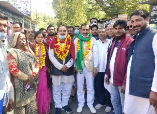 Aimim के प्रत्याशी सादिक अली का फूल मालाएं व पगड़ी पहनाकर किया सम्मान