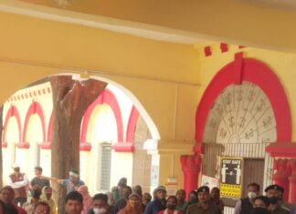 रेल कारखाना प्रशासन के तानाशाह रवैए के विरोध में प्रदर्शन