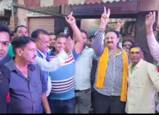 रवि की ऐतिहासिक जीत पर जुलूस निकाल मनाई खुशियां