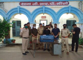 स्टेशन पर 49 बोतल अंग्रेजी शराब सहित गिरफ्तार