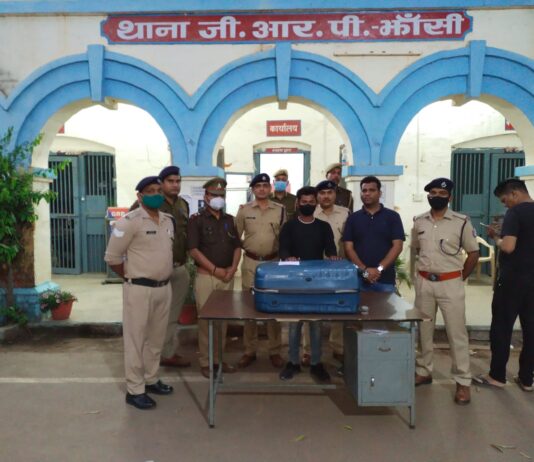 स्टेशन पर 49 बोतल अंग्रेजी शराब सहित गिरफ्तार