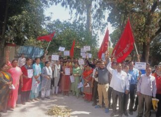 रेल कर्मियों ने पुरानी पेंशन स्कीम को मांगा