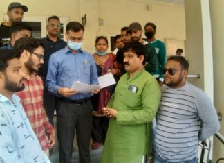 राष्ट्र भक्तों ने कहा – द कश्मीर फाइल्स को टैक्स फ्री करो