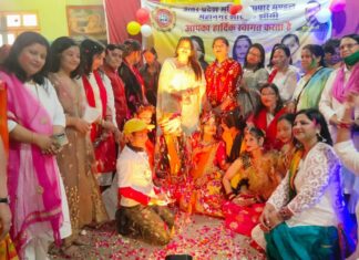 उप्र महिला व्यापार मंडल महानगर शाखा ने फूलों व गुलाल से होली खेली