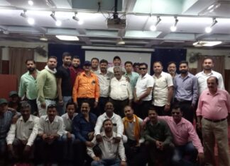 झांसी मीडिया क्लब के होली मिलन समारोह में खेली फूलों की होली