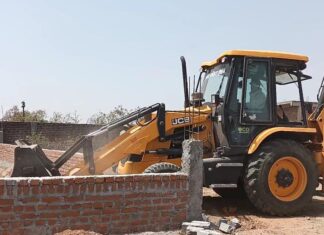 झांसी में भी गर्जा बुलडोजर, बिना ले आउट पास कालोनियों पर गिरी गाज