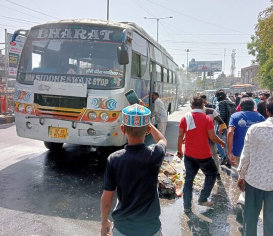 सेल्समैन को कुचल कर भागती बस में आग लगी