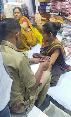 बड़े बाजार में महिला के बैग से लाखों के जेवरात उड़ाए