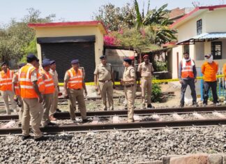 ग्वालियर रोड रेल क्रासिंग पर ट्रैक्टर ट्राली दुर्घटना की सूचना पर अफरातफरी