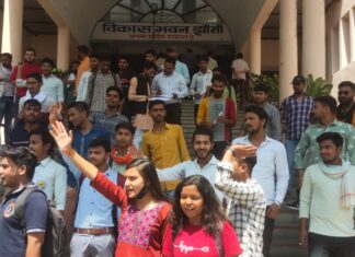 शुल्क प्रतिपूर्ति एवं छात्रवृत्ति को लेकर अभाविप ने दिया ज्ञापन