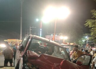 बाइक को टक्कर मार कई फीट उछल कर ठेले पर गिरी कार, दो की मौत