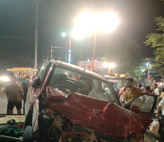 बाइक को टक्कर मार कई फीट उछल कर ठेले पर गिरी कार, दो की मौत