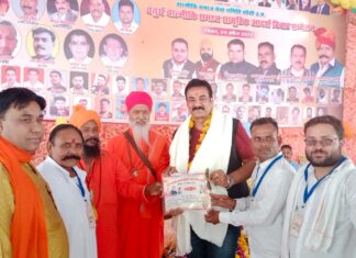 वरिष्ठ समाजसेवी संदीप सरावगी ने वर वधु को उपहार भेंट कर बहिनों से आशीर्वाद लिया