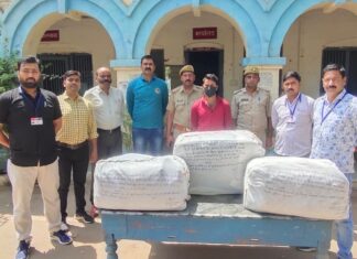 हीराकुंड एक्सप्रेस में 45 किलो गांजा सहित बंदी