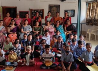 पुरस्कार पाकर खिल उठे छात्रों के चहरे