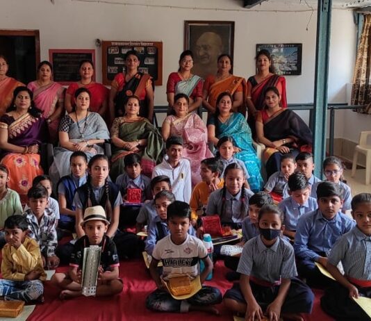 पुरस्कार पाकर खिल उठे छात्रों के चहरे