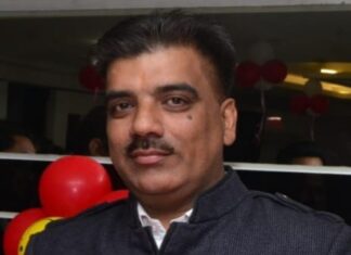 मुस्तरा रोड पर सेल्स मैनेजर का शव मिला