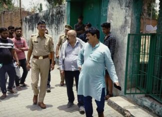 प्राचीन मंदिर को कब्रिस्तान की बाउंड्री में घेरा