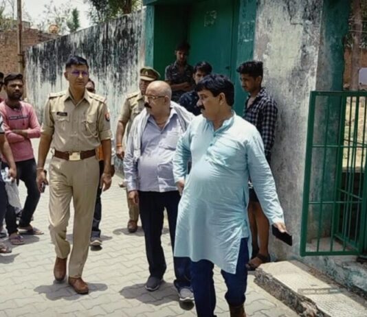 प्राचीन मंदिर को कब्रिस्तान की बाउंड्री में घेरा