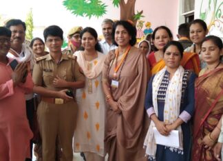 महिलायें समस्याओं के समाधान हेतु पत्राचार व टोल फ्री नम्बरों का प्रयोग करें : डॉ जायसवाल