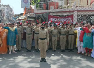 रानी झाँसी की प्रतिमा तले उन्नीस की हुई सलामी