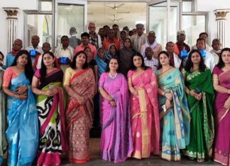 महिला कल्याण संगठन द्वारा रेलवे में लाईन पर कार्यरत् कर्मचारियों का सम्मान