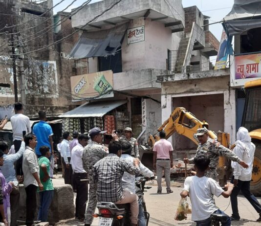 कसाई मंडी में नाले पर बनी अवैध दुकान बुलडोजर से ध्वस्त