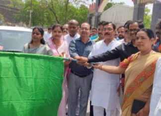 Good News झांसी में वातानुकूलित इलेक्ट्रिक कारों से पर्यटन क्षेत्रों का भ्रमण