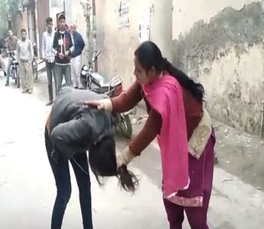 मनचले की चप्पल से पिटाई कर आशकी का भूत उतारा