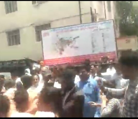 झांसी डीएम कार्यालय के मुख्य द्वार पर चले लात घूसे