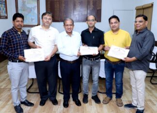 उत्कृष्ट कार्य करने वाले रेल कर्मचारी सम्मानित