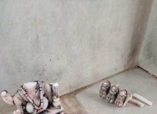 झांसी में मंदिर की प्रतिमा क्षतिग्रस्त, भीड़ जुटी