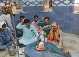 ओम नमः शिवाय के जयकारों से झरनापति महादेव का रुद्राभिषेक