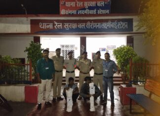 रेल सम्पत्ति चोरी कर ले जाते दो हत्थे चढ़े