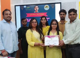 कविता समाज को दिशा देने में निभाती है महत्वपूर्ण भूमिका