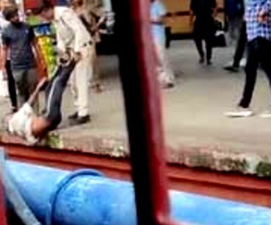 स्टेशन पर पुलिस ने वृद्ध को बर्बरता से पीटा, प्लेटफॉर्म के पाथ-वे से उल्टा लटका दिया