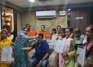 डॉ संदीप ने बहनों से राखी बंधवा कर 5 लाख की बीमा पॉलिसी भेंट की