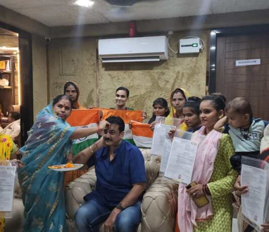 डॉ संदीप ने बहनों से राखी बंधवा कर 5 लाख की बीमा पॉलिसी भेंट की