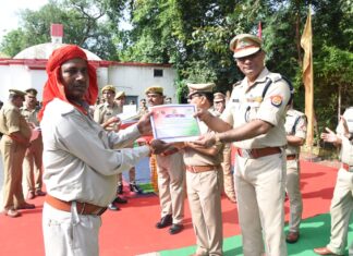 बिकरू गांव में शहीद के पिता को किया सम्मानित