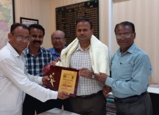 झांसी जिलाधिकारी को किया सम्मानित