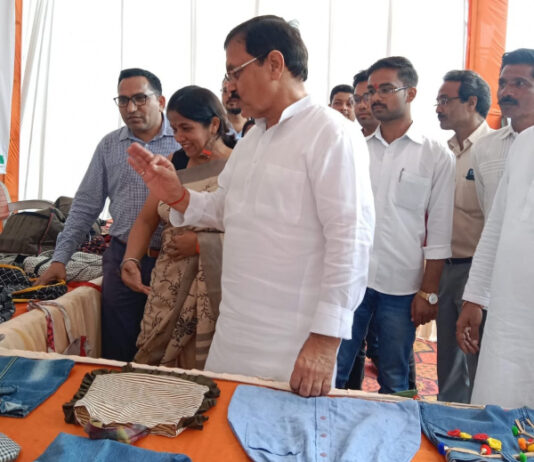 बेकार कपड़ों ने खूबसूरत थैलों का आकार लिया