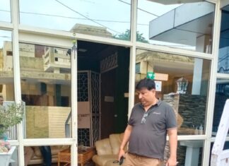 अखबार के संपादक के घर हमला व तोड़ फोड़ कर धमकाने की रिपोर्ट