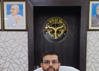 नवागत मंडलायुक्त डॉ आदर्श द्वारा पदभार ग्रहण