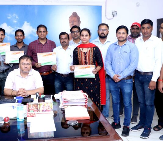 विशिष्ट सेवा पुरस्कार से पुरस्कृत वाणिज्य विभाग के कर्मचारियों का अभिनंदन