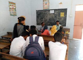 योगी सरकार की पहल, झांसी में पहली बार मदरसे में लगा जॉब फेयर