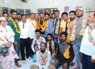 विविध पार्टी के दर्जनों लोगों द्वारा कांग्रेस की सदस्यता ग्रहण