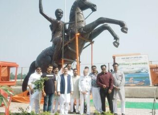 वीरांगना लक्ष्मीबाई की तलवार भांजते अश्वारोही विशाल प्रतिमा आकर्षण का केन्द्र बनी