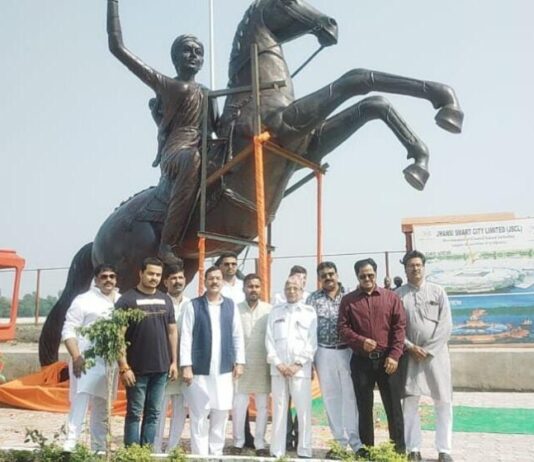 वीरांगना लक्ष्मीबाई की तलवार भांजते अश्वारोही विशाल प्रतिमा आकर्षण का केन्द्र बनी