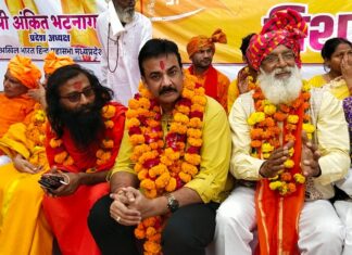 छतरपुर में अखिल भारत हिन्दू महासभा द्वारा बुंदेलखंड गौरव वरिष्ठ समाजसेवी डॉ. सरावगी सम्मानित