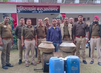 खेत में बने कमरे में 80 लीटर  कच्ची शराब पकड़ी,